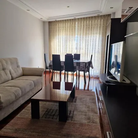 Apartamento De 3 Habitaciones Terraza, Wi-Fi Y Garaje 아파트 *
